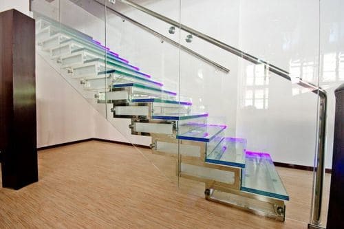 фото стеклянные лестницы в стиде хай-тек 1